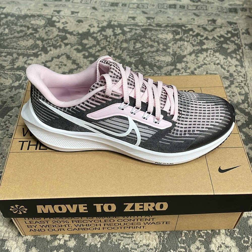 Nike Air Zoom Pegasus 39 NN GS. Size 5
Youth. Never worn. - Picture 2 of 7